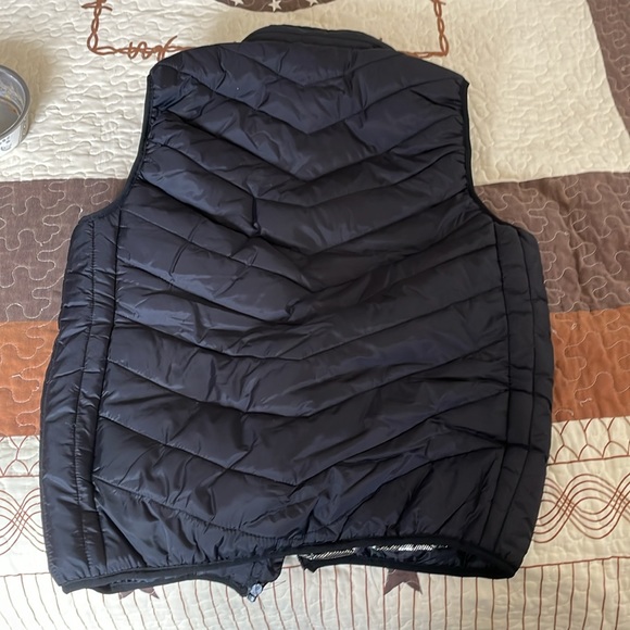 Boys XL vest.  Built in heaters. Extremely warm. New without tags. - Picture 3 of 5